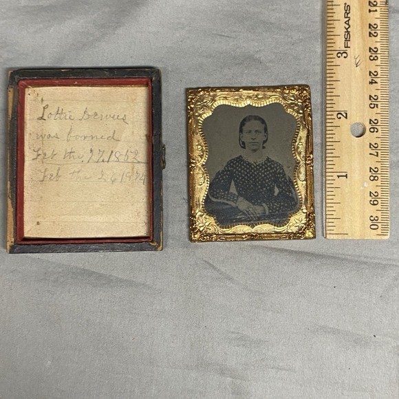 1/9 Plate Tintype Photo 1874 Young Woman Calico Dress w Provenance 1/2 Case - Picture 8 of 10